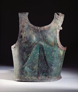 Brystplate fra en cuirass, funnet i Dalboki-graven (bronse)